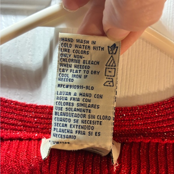 Stunning White Stag Shimmering Red V-Neck Sweater - Picture 6 of 7